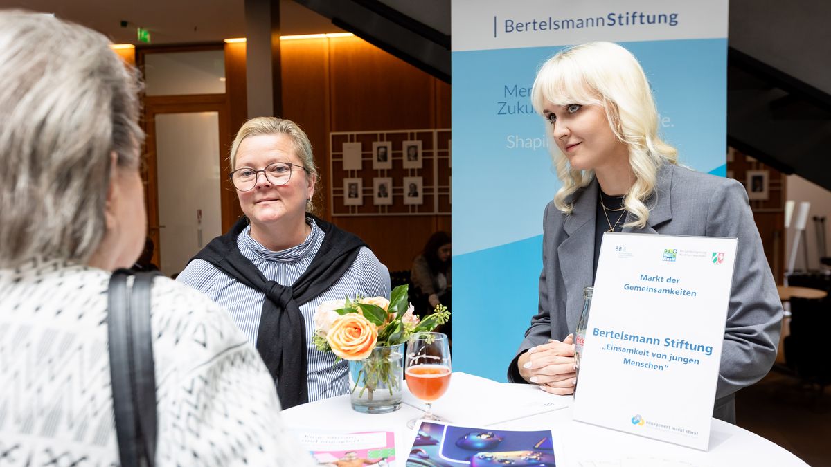 Bertelsmann Stiftung am Markt der Gemeinsamkeiten © Jörg Farys / BBE Drei Personen unterhalten sich am Info-Stand von der Bertelsmann Stiftung.