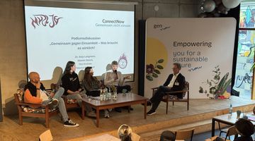 Podiumsdiskussion: Gemeinsam gegen Einsamkeit – was braucht es wirklich? © Bertelsmann Stiftung Fünf Personen sitzen auf einer Bühne und sprechen miteinander.