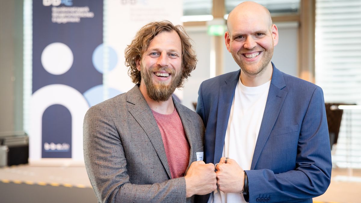 Engagement-Botschafter 2024 und 2025 © Jörg Farys / BBE Zwei Männer stehen nebeneinander, drücken ihre Fäuste zusammen und lächeln in die Kamera.
