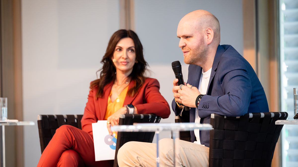 Engagement-Botschafter Tim Kramer im Interview © Jörg Farys / BBE Eine Frau und ein Mann sitzen auf einer Bühne und unterhalten sich.