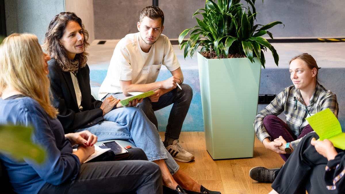 Workshopsituation Gruppenarbeit © Jörg Farys Fünf Personen sitzen in einem Kreis zusammen und sprechen miteinander.