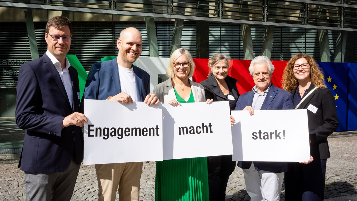 Staatsministerin Dr. Schenderlein mit Engagement-Botschafter Tim Kramer und Vertreter*innen des BBE © Jörg Farys / BBE