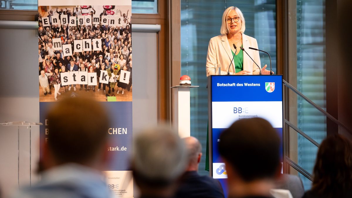 Eröffnungsrede von Staatsministerin Dr. Christiane Schenderlein © Jörg Farys / BBE Staatsministerin Dr. Christiane Schenderlein auf einer Bühne am Rednerpult.