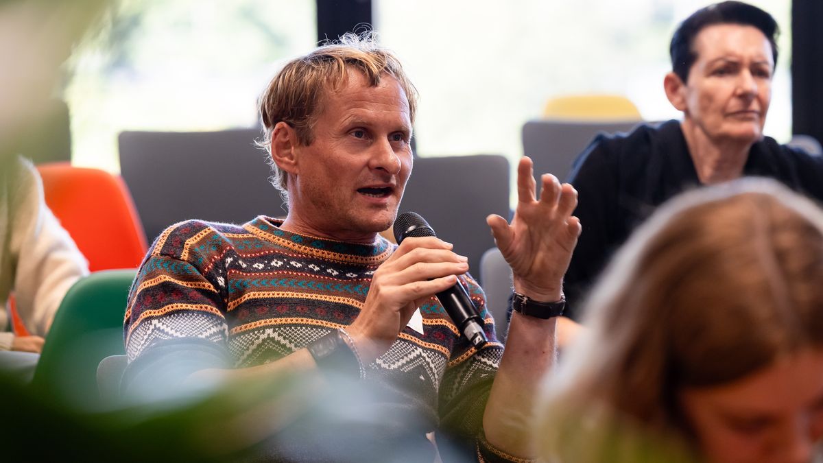 Fragen aus dem Publikum © Jörg Farys Ein Mann im Publikum spricht ins Mikrofon.