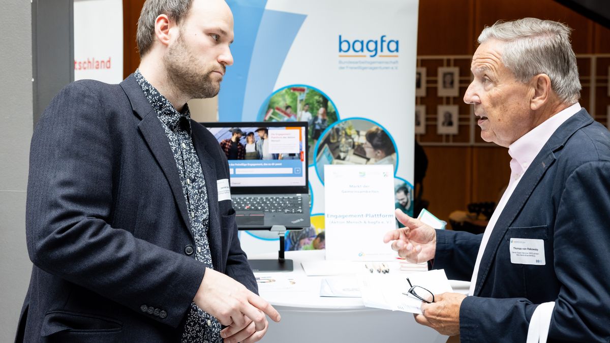 bagfa am Markt der Gemeinsamkeiten © Jörg Farys / BBE Zwei Männer unterhalten sich am Info-Stand der bagfa.