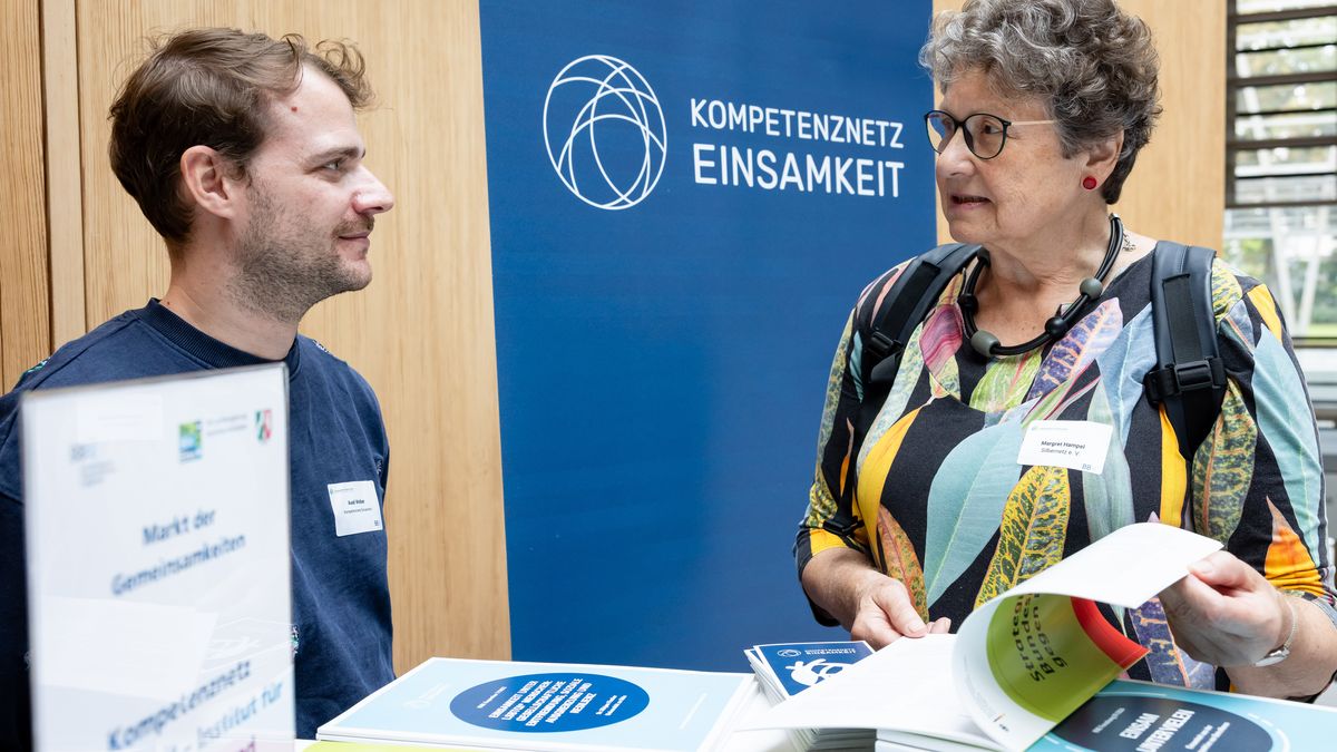 Kompetenznetz Einsamkeit (KNE) © Jörg Farys / BBE Zwei Personen unterhalten sich an einem Stand des Kompetenznetz Einsamkeit.