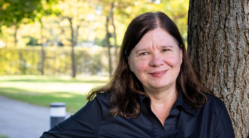 Ramona Ehret ©BBE/Jörg Farys Eine Frau (Ramona Ehret) steht vor einem Baum.